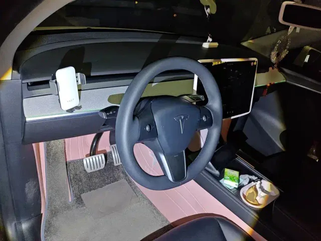 Tesla Model Y — Фото автомобиля 5