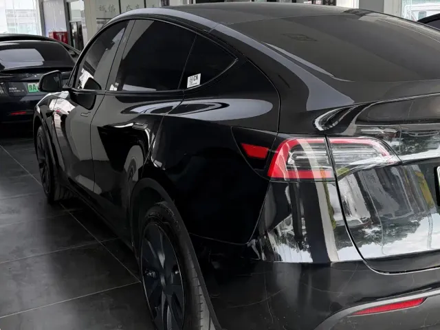 Tesla Model Y — Фото автомобиля 4