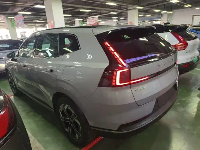 Volvo XC70 Plug-in Hybrid — Фото автомобиля 4