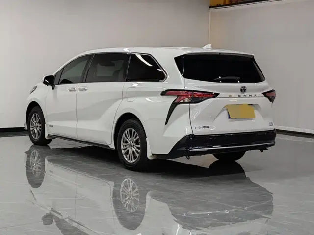 Toyota Sienna — Фото автомобиля 4