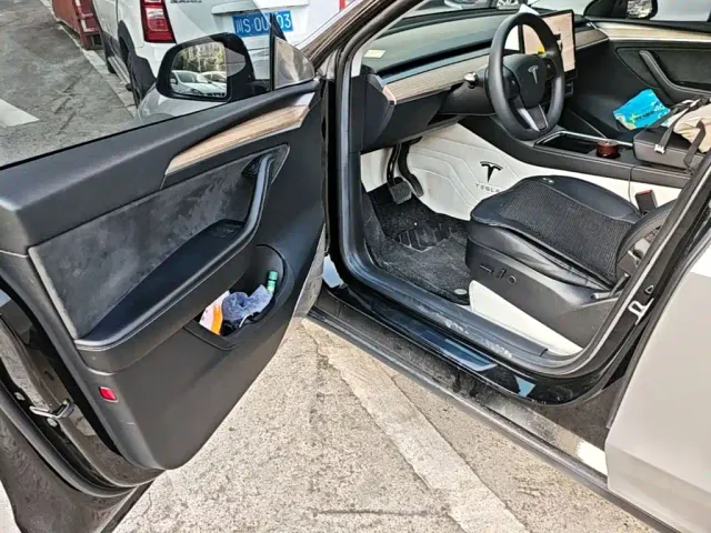 Tesla Model Y — Фото автомобиля 15