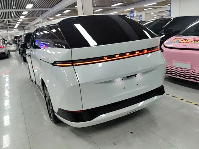 Xpeng X9 — Фото автомобиля 4