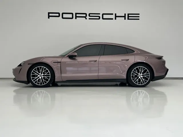 Porsche Taycan — Фото автомобиля 2