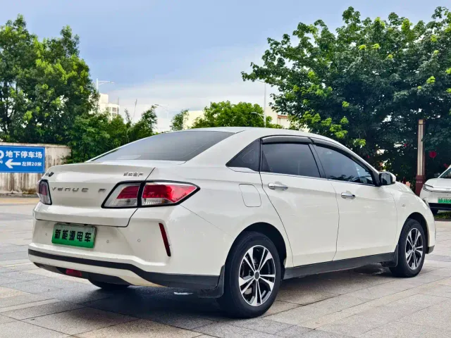 Venucia D60 EV — Фото автомобиля 7