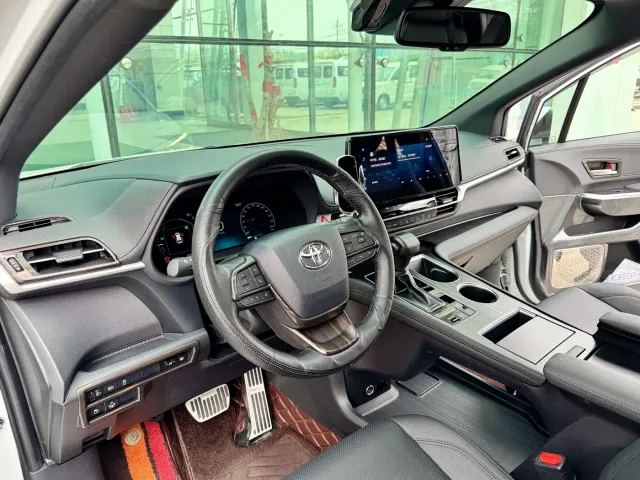 Toyota Sienna — Фото автомобиля 10