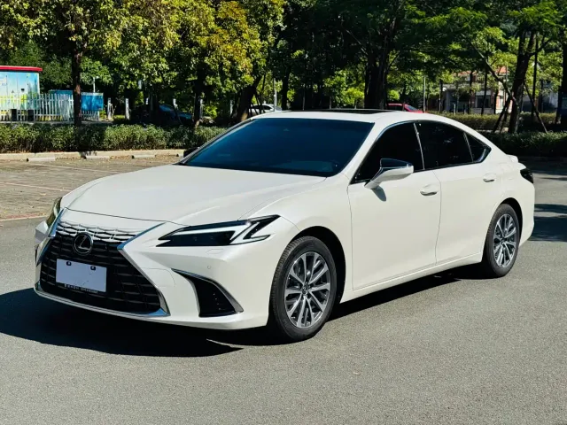 Lexus ES — Фото автомобиля 3