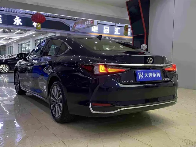 Lexus ES — Фото автомобиля 18