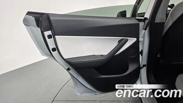 Tesla Model Y — Фото автомобиля 21