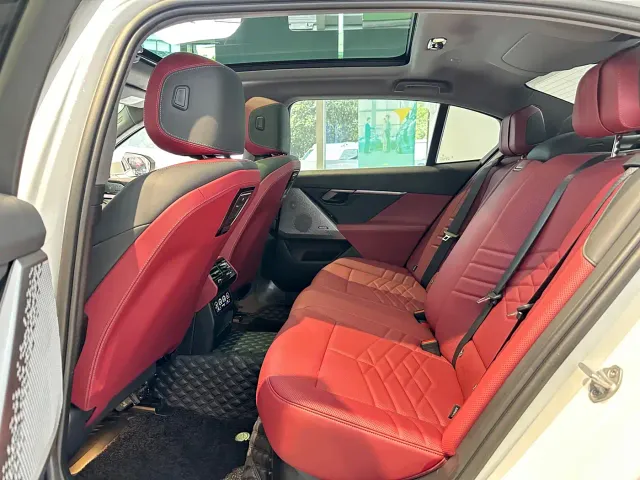 BMW 5 Series — Фото автомобиля 14