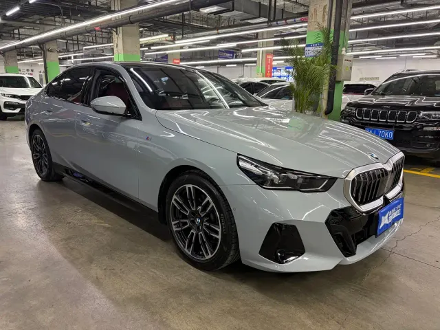 BMW 5 Series — Фото автомобиля 3