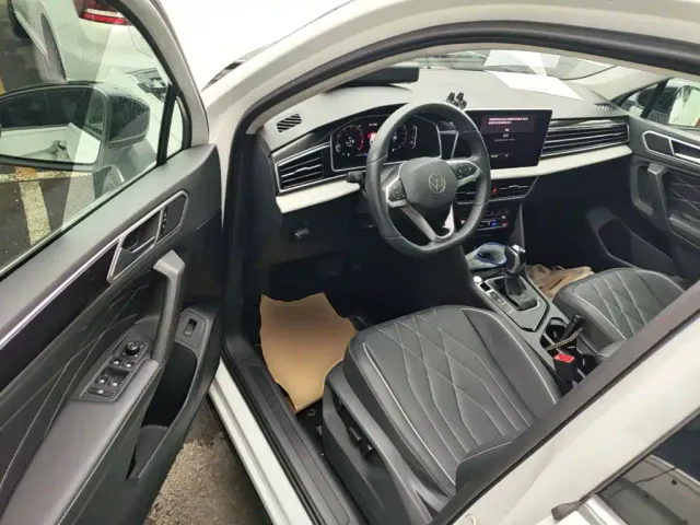 Volkswagen Tiguan L — Фото автомобиля 15