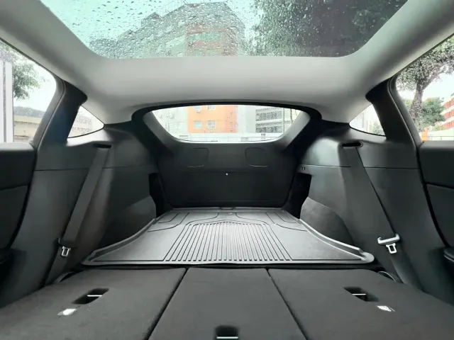Tesla Model Y — Фото автомобиля 16