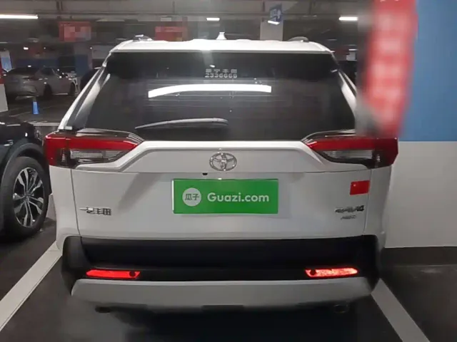 Toyota RAV4 — Фото автомобиля 5