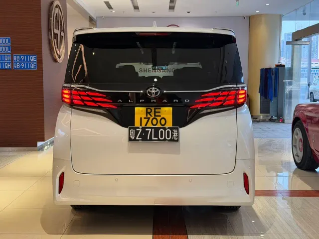 Toyota Alphard — Фото автомобиля 4