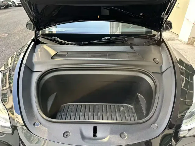 Tesla Model Y — Фото автомобиля 20