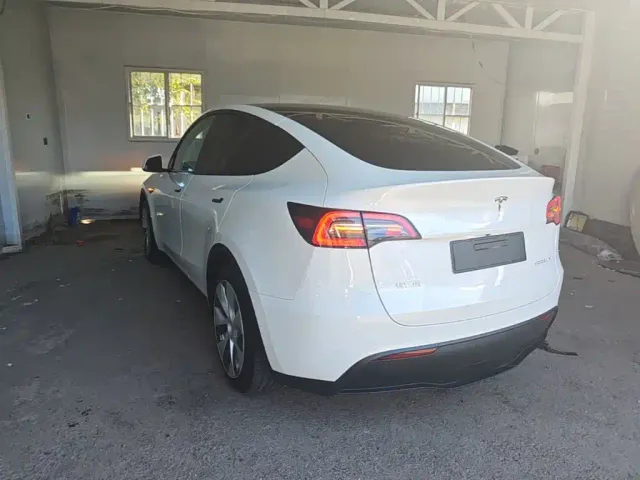 Tesla Model Y — Фото автомобиля 4