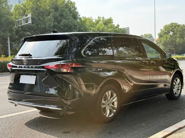 Toyota Sienna — Фото автомобиля 18