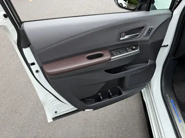 Toyota Sienna — Фото автомобиля 6
