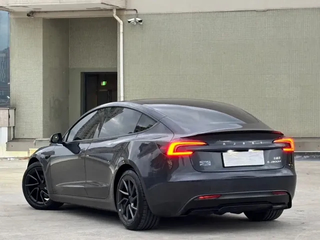 Tesla Model 3 — Фото автомобиля 15
