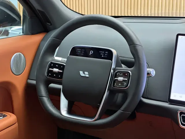 Li Auto L9 — Фото автомобиля 11