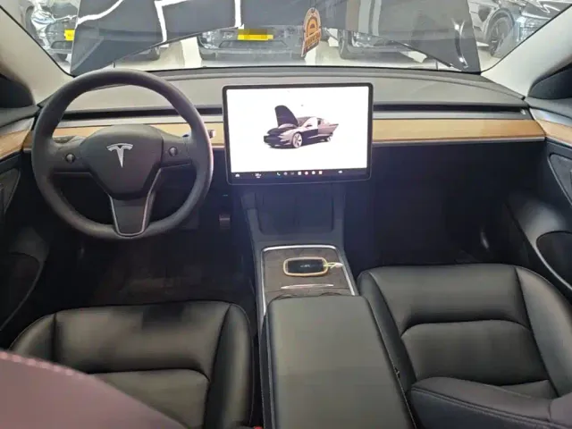 Tesla Model 3 — Фото автомобиля 9