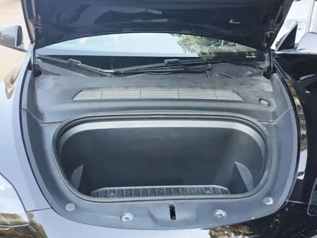 Tesla Model Y — Фото автомобиля 19