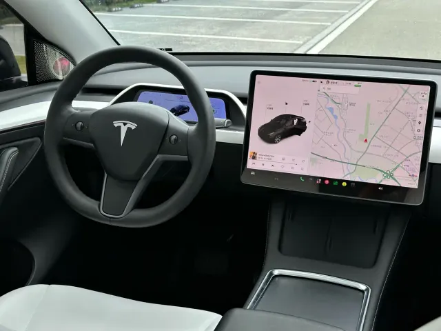 Tesla Model Y — Фото автомобиля 14