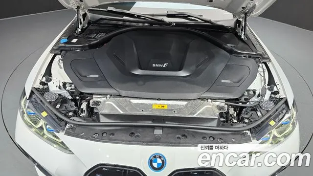 BMW i4 — Фото автомобиля 9