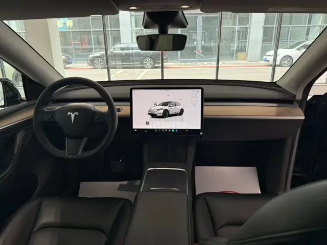 Tesla Model Y — Фото автомобиля 4