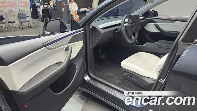 Tesla Model Y — Фото автомобиля 10
