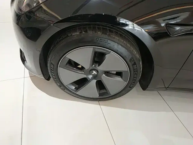 Tesla Model 3 — Фото автомобиля 22