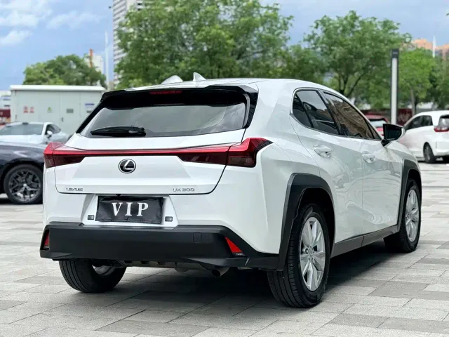 Lexus UX — Фото автомобиля 4