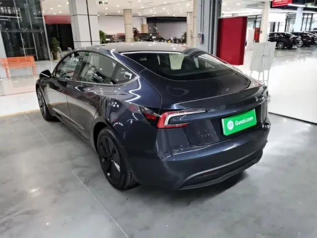 Tesla Model 3 — Фото автомобиля 4