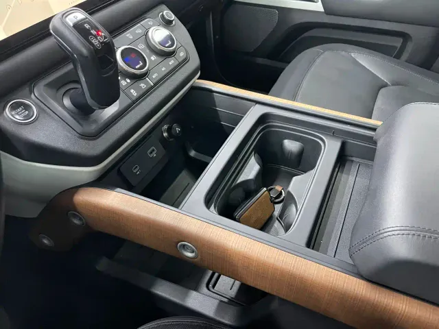 Land Rover Defender — Фото автомобиля 17