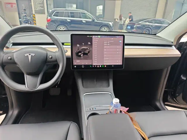 Tesla Model Y — Фото автомобиля 5