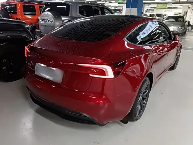 Tesla Model 3 — Фото автомобиля 6