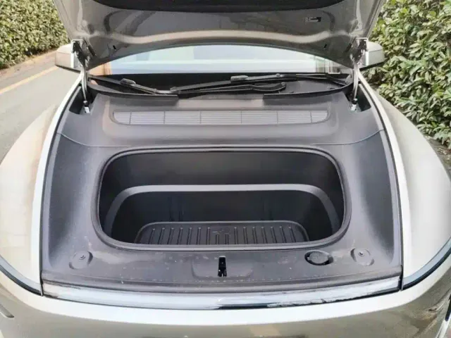Tesla Model Y L — Фото автомобиля 9