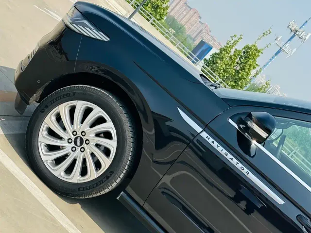 Lincoln Navigator — Фото автомобиля 8