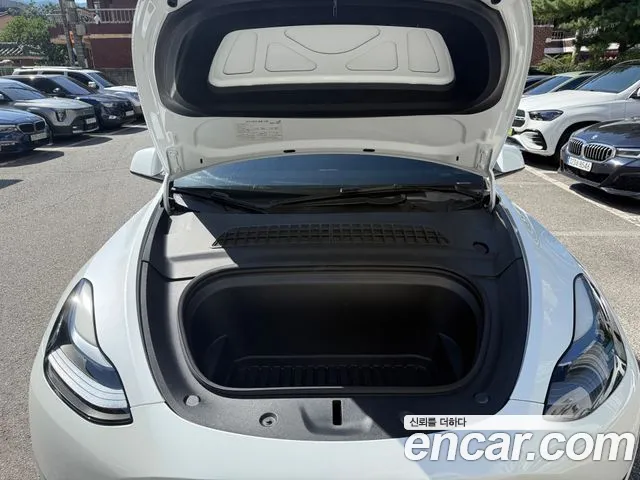 Tesla Model Y — Фото автомобиля 14