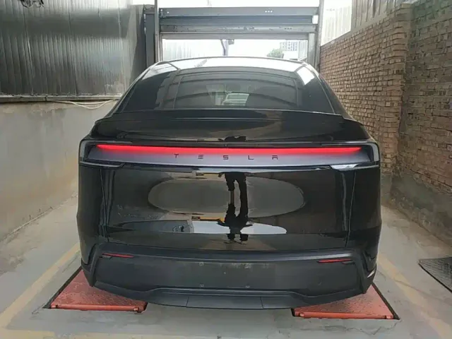 Tesla Model Y L — Фото автомобиля 5