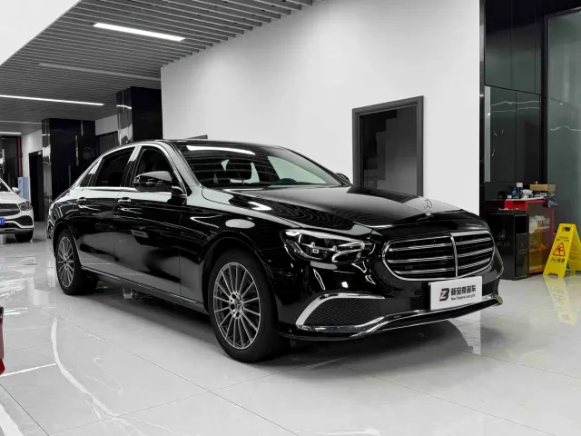 Mercedes-Benz E-Class — Фото автомобиля 3