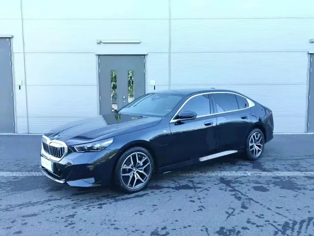 Фотография автомобиля — BMW i5