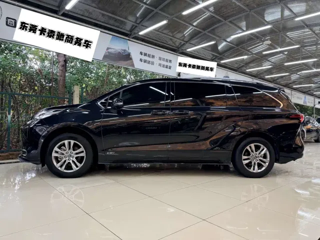 Toyota Sienna — Фото автомобиля 2