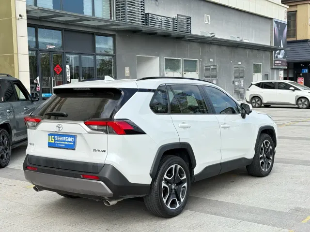 Toyota RAV4 — Фото автомобиля 5