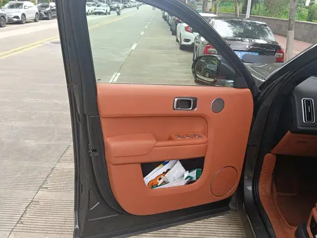Li Auto L8 — Фото автомобиля 7