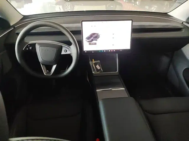 Tesla Model Y — Фото автомобиля 9