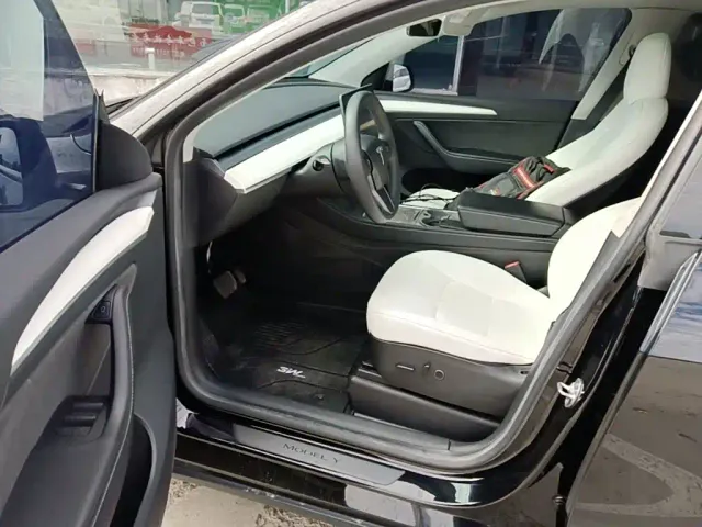 Tesla Model Y — Фото автомобиля 15