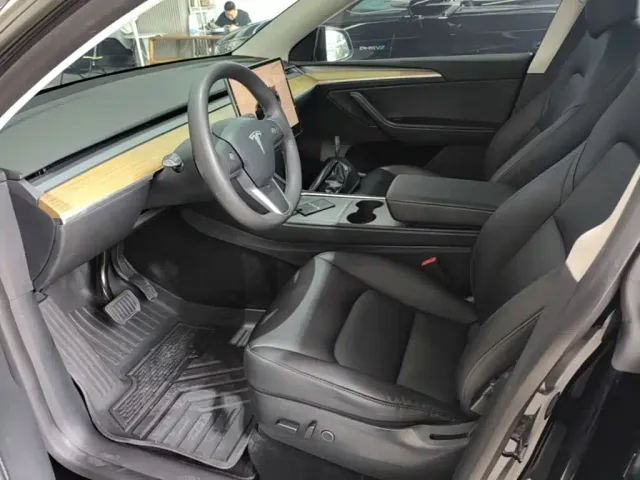 Tesla Model Y — Фото автомобиля 14