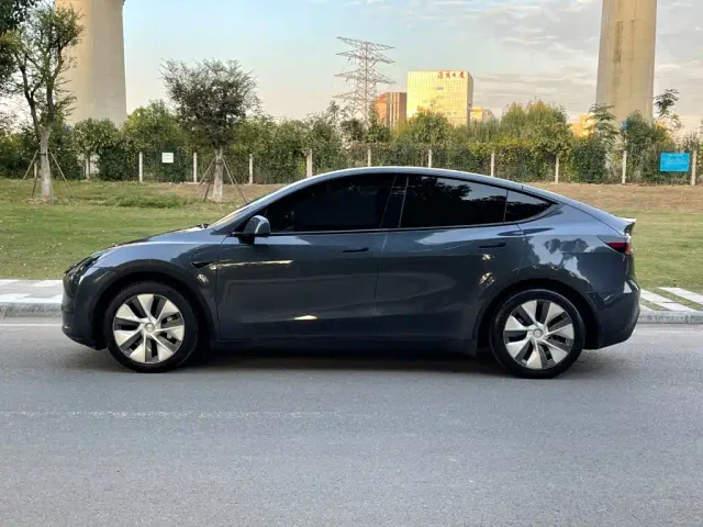 Tesla Model Y — Фото автомобиля 5