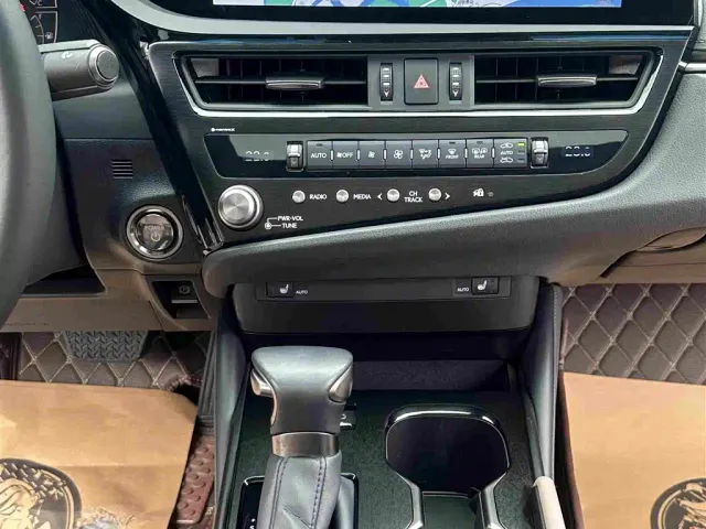 Lexus ES — Фото автомобиля 24